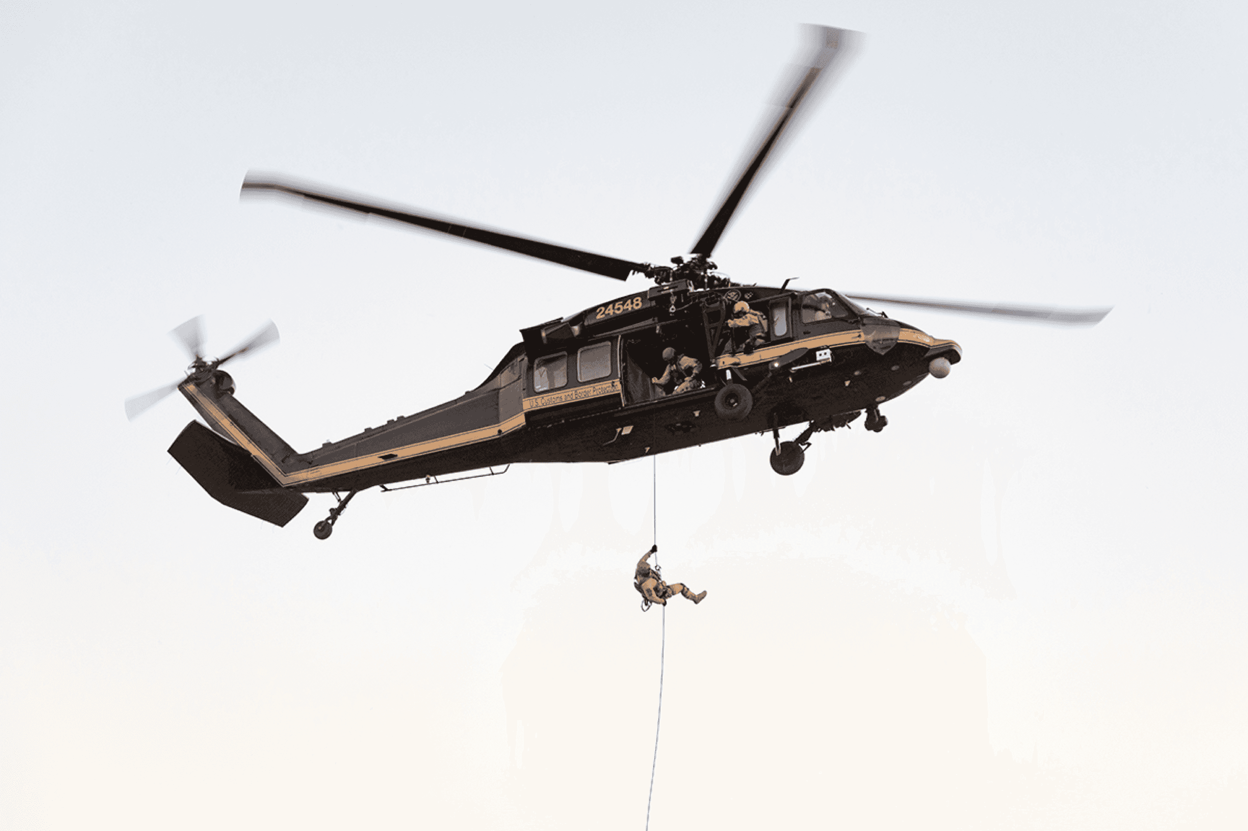 Poliisi roikkuu ulos helikopterista tiedusteluohjelmiston avulla toteutetun operaation aikana